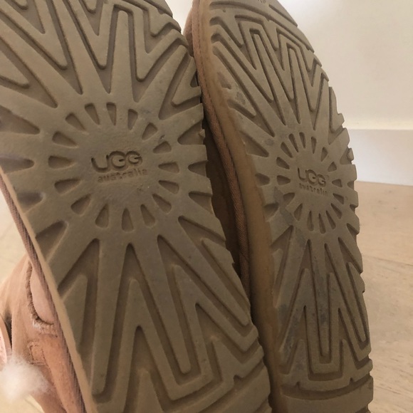 UGG Bailey Button II in Chestnut - Picture 5 of 8